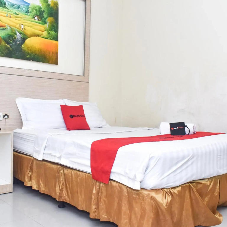 RedDoorz Plus near Sultan Hasanuddin Airport