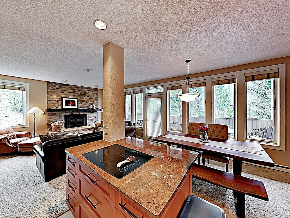 New Listing! W/ Pool -- Walk To Ski Lift 3 Bedroom Condo
