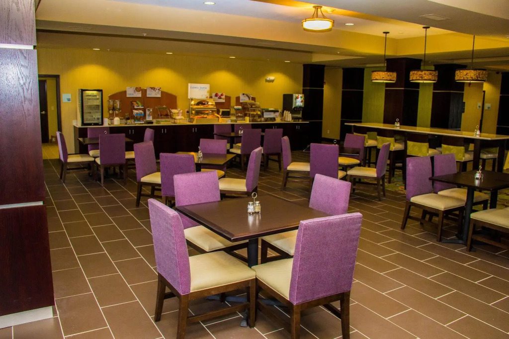 Holiday Inn Express and Suites Sikeston by IHG