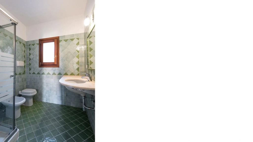 It is located on the ground floor and consists of a living area with kitchenette equipped with oven-PERLACEA 5