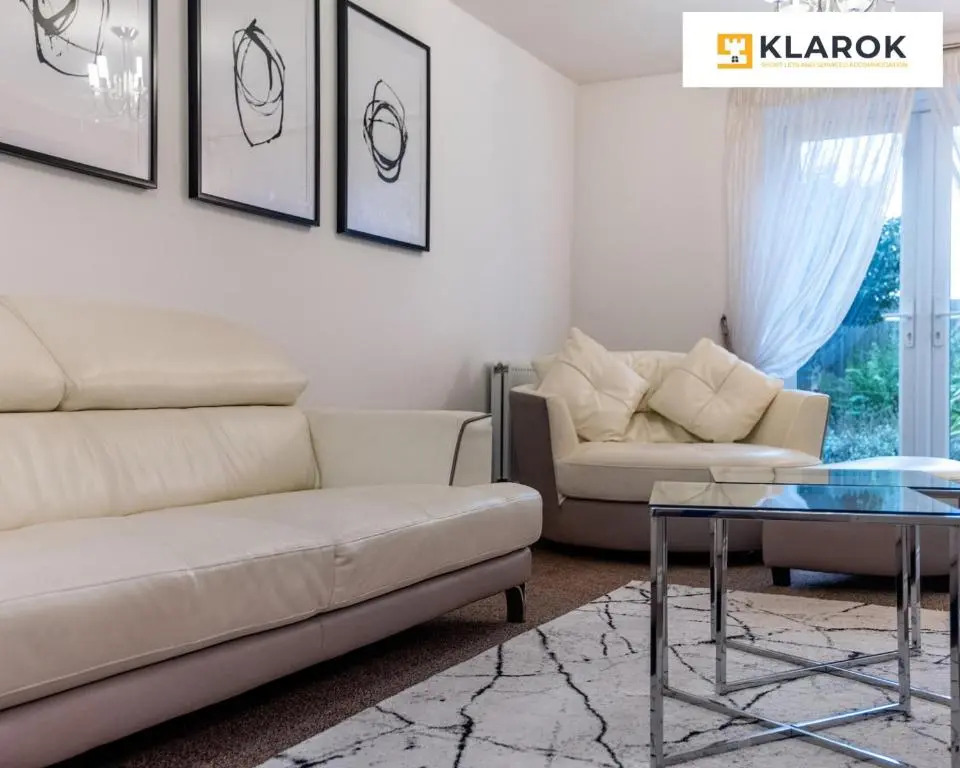 LONG STAYS 20pct OFF - LARGE 4BED-Pool Table & Parking By Klarok Short Lets & Serviced Accommodation