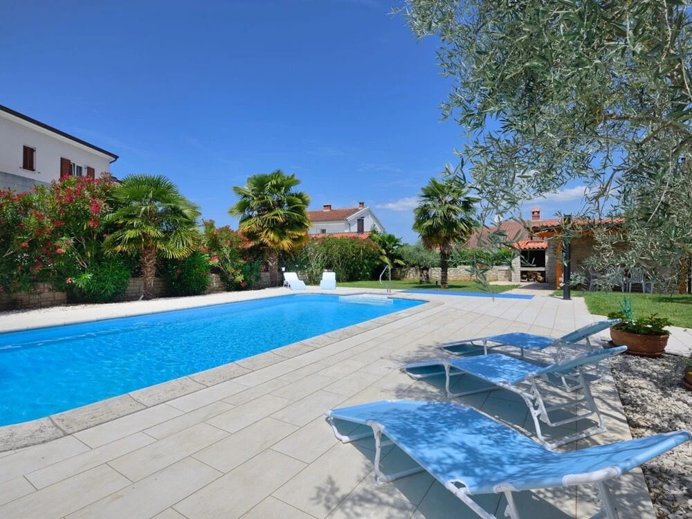 Apartment with Common Pool, Balcony, & Barbecue in Mali Maj near Porec