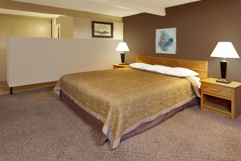 Costa Mesa Inn - Newport Beach Area