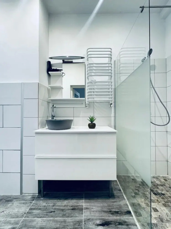 2-Bedroom Apartment Steps from Central Area