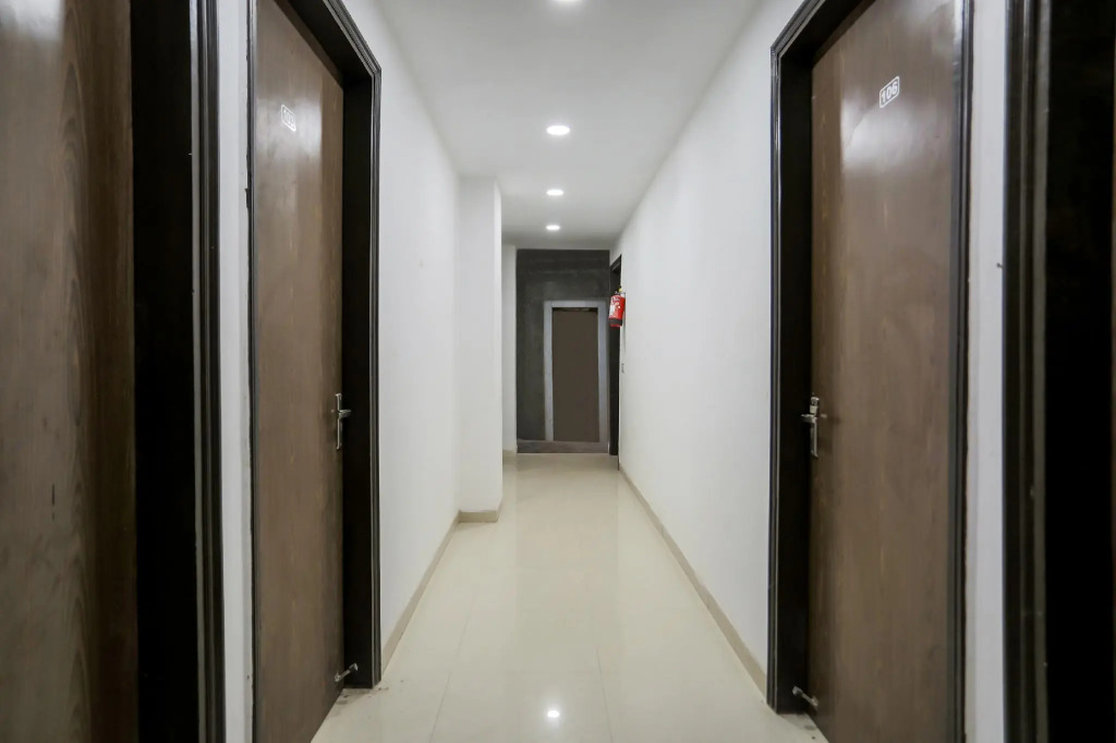 OYO 74279 Hotel Royal King Deluxe