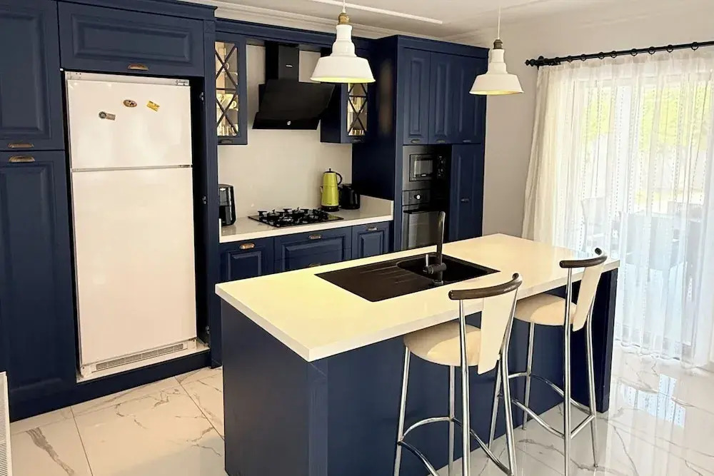 Villa-Sleeps 8-Parking-Pool-Bbq