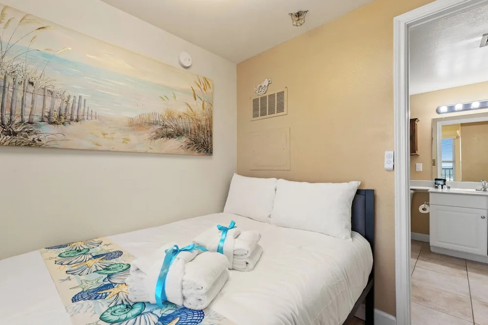 Come Visit Sophomore! 2BR 2BA Beachfront Condo!