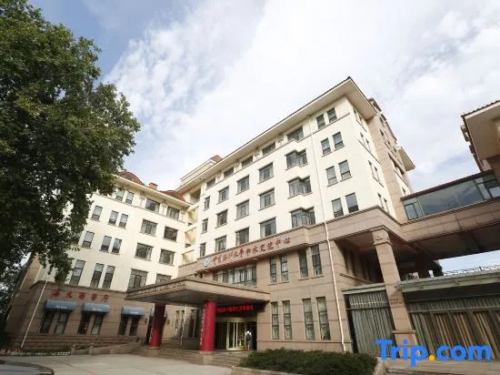Qingdao Haida Academic Exchange Center (People's Hall Subway Station)