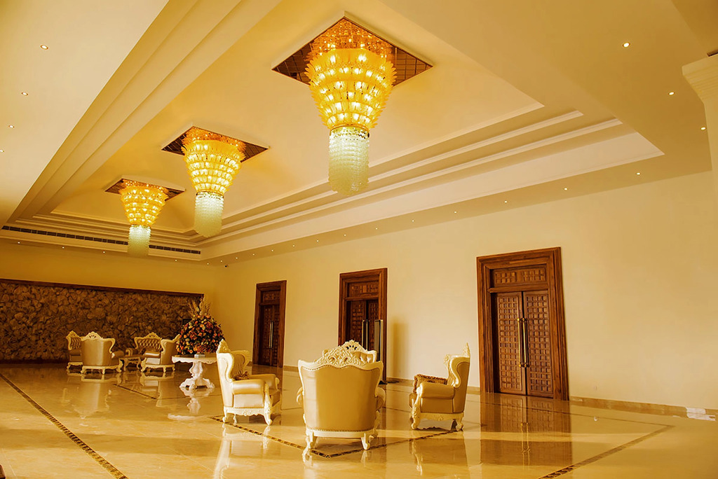 Grandeeza Hotel by Galison