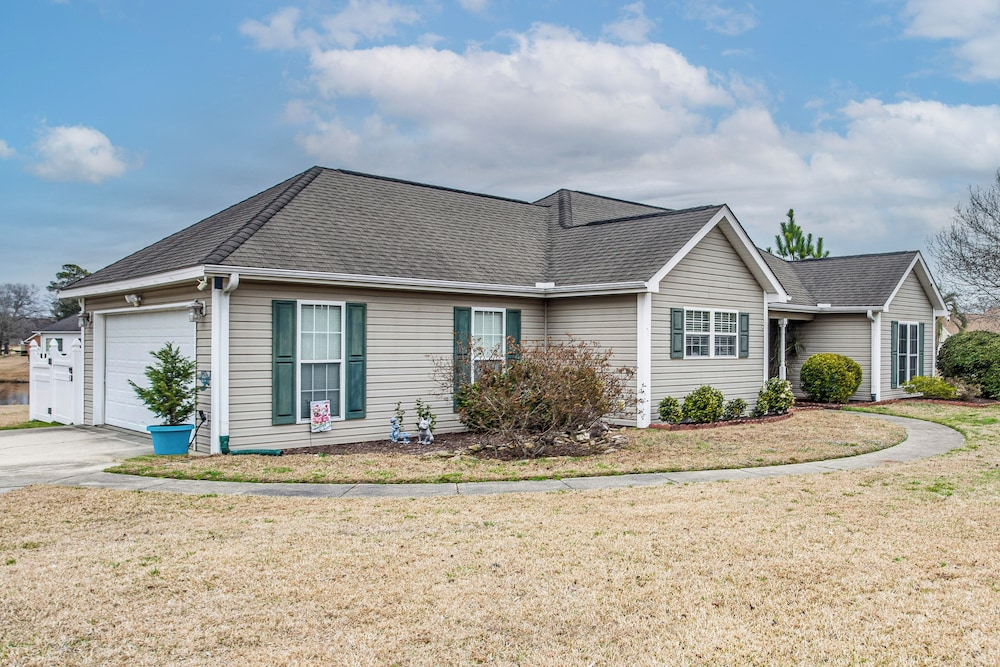Screened Porch + Pool Access: Longs Golf Getaway