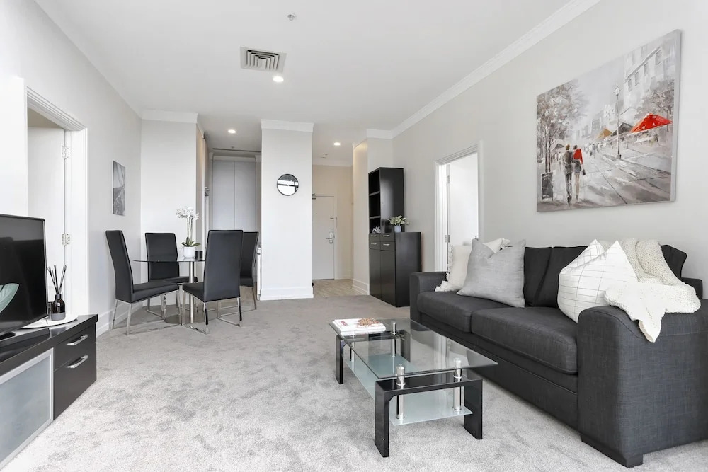 Renovated Apt with huge deck & car park
