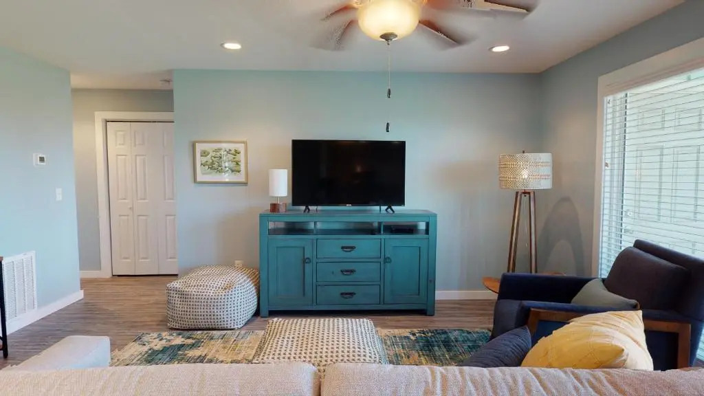 AH-G124 Remodeled First Floor Condo, Shared Pool & Hot Tub, Near Marina