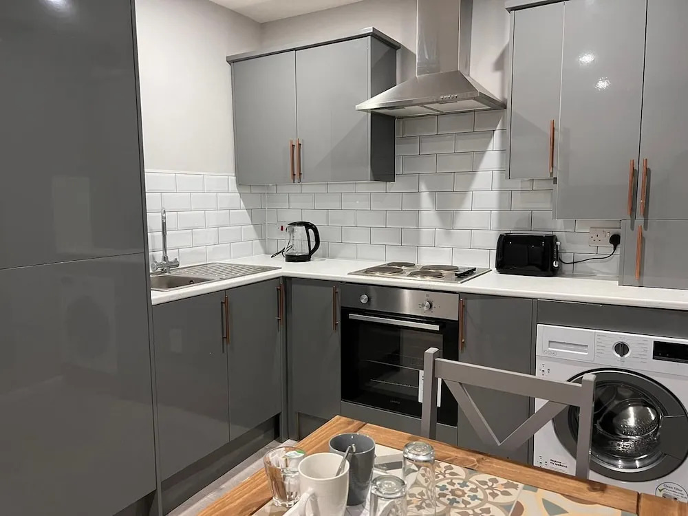 Private Luxury Apartment - Free Parking & Wi-fi