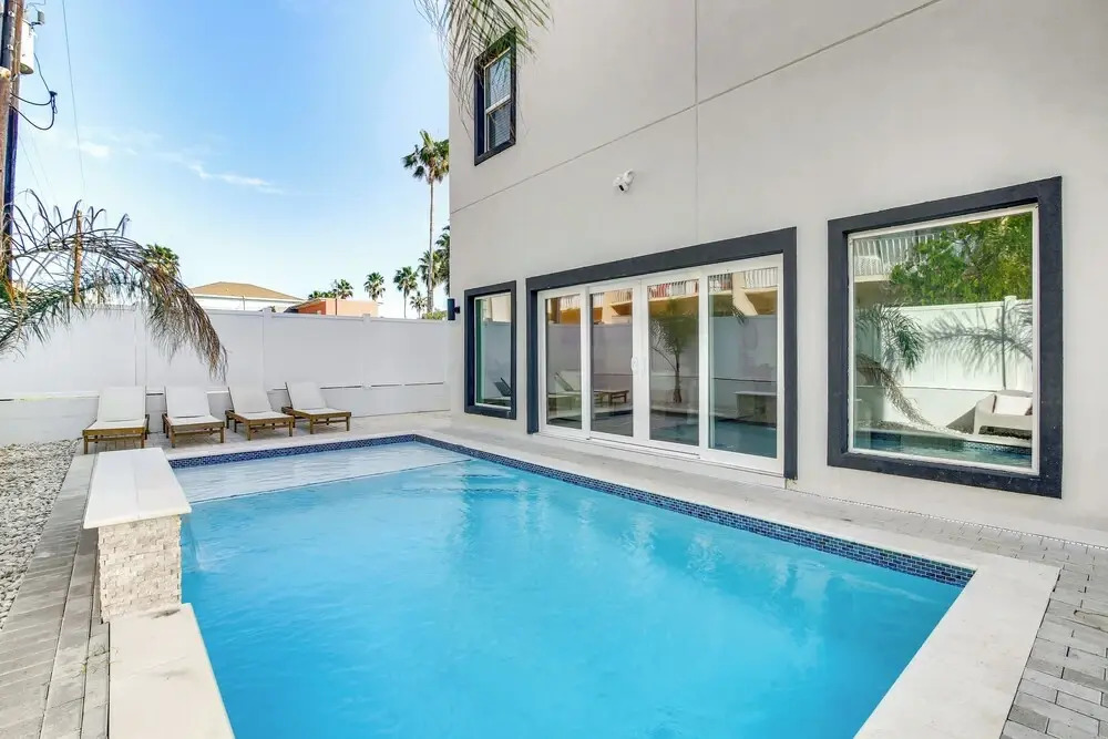 1 Block to Beach: South Padre Island Paradise!