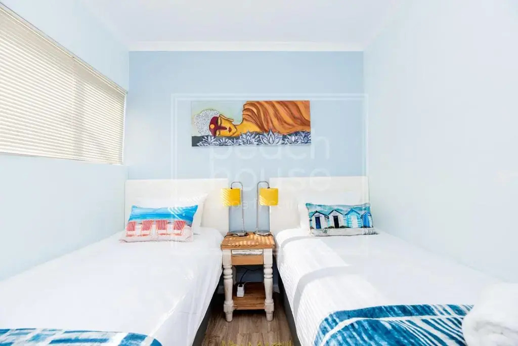 Warm Contemporary 2-bedroom apartment- Blouberg, Cape Town