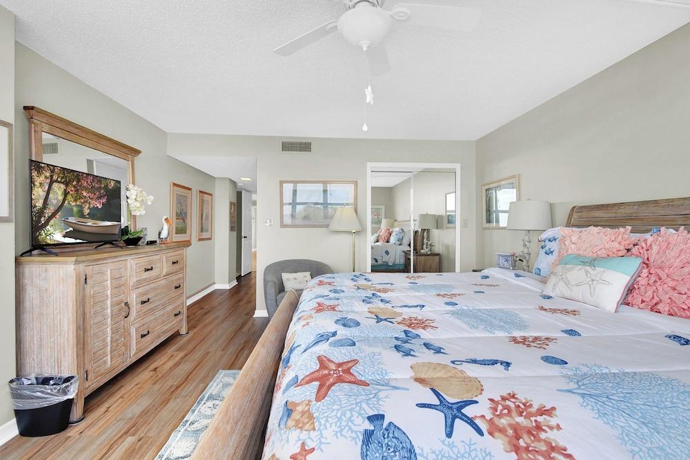 Newly Decorated Ground-floor Suite Steps From Beach and Pool W/views, Wifi