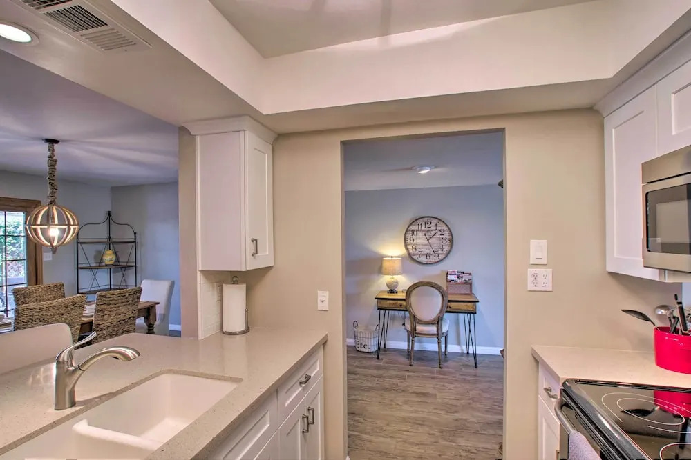 Walk to Trolley & Lake: Sunny Scottsdale Townhome