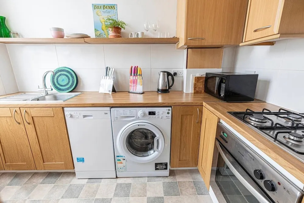 Lovely 1-bed Flat w/ Balcony in West Kensington
