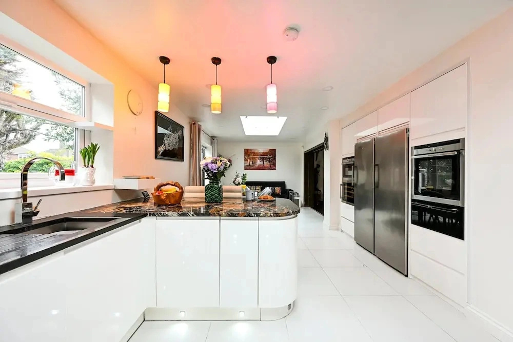 Windsor 5-bed House - Stroll to Castle - Sleeps 13
