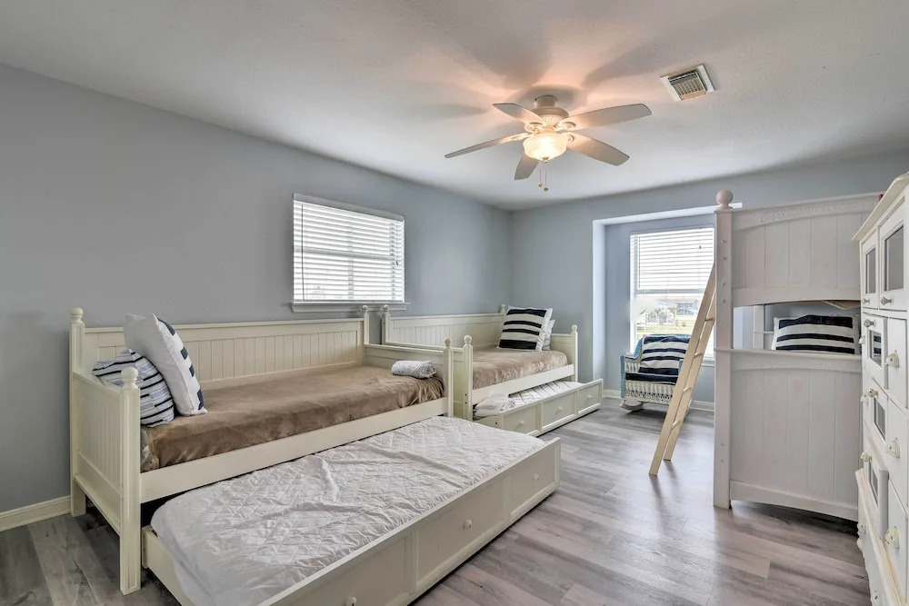 Oceanfront Galveston Home - Walk to Beach!