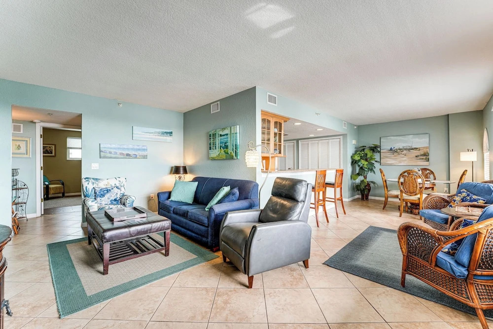 2 Blocks to Clearwater Beach: Walkable Coastal Gem