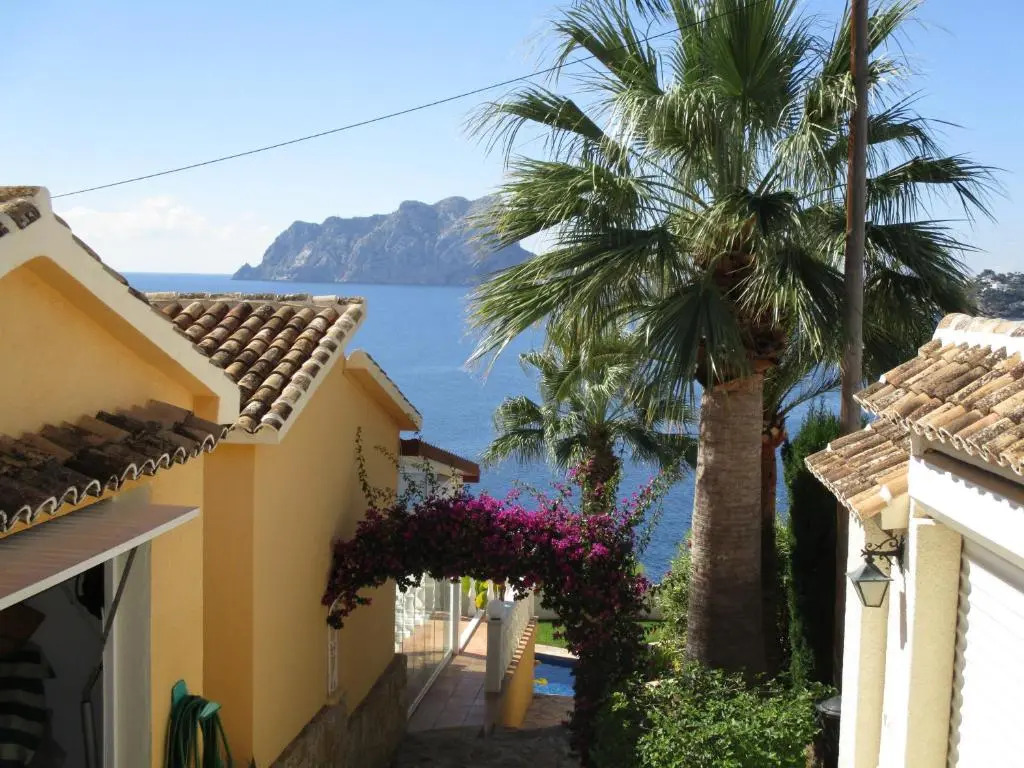 1. Meeresline Villa mit privat Pool