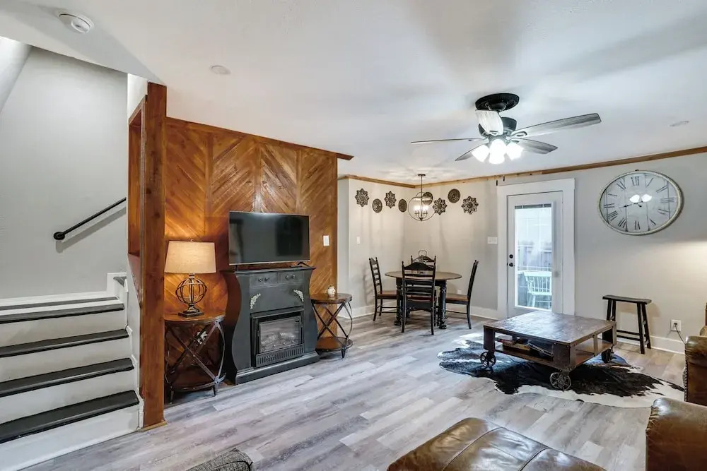 Pet-friendly Granbury Home w/ Yard, Near Downtown!