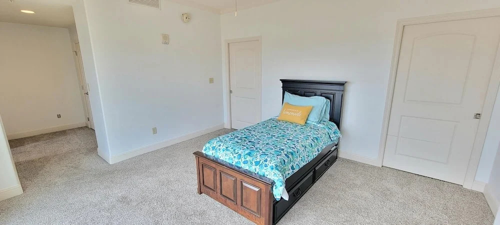 Laguna Bay 3 Bedroom Condo by Redawning