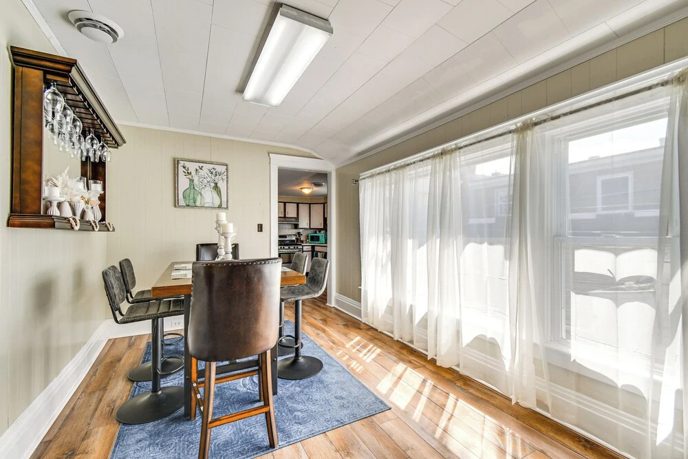 Walk to Lake Ontario & Parks! Lovely Apartment