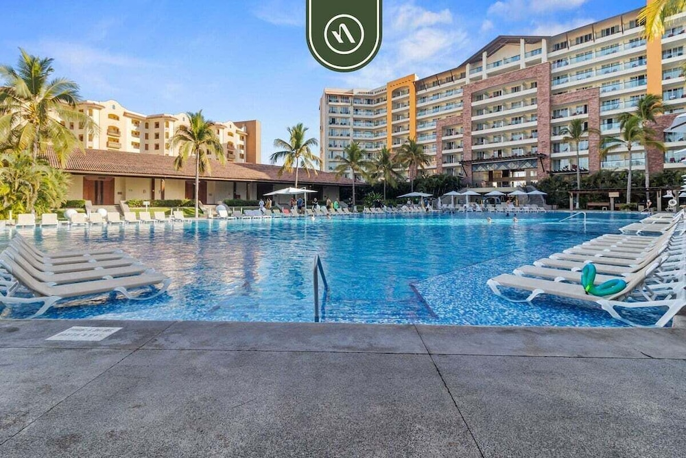 3BR Condo in the Krystal Grand Hotel - Beach