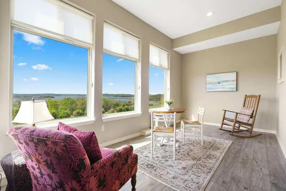 It's a Good Life - Stunning Lake Views!