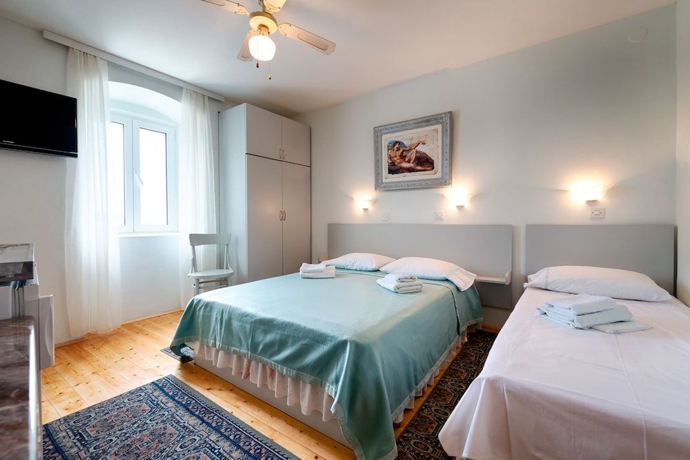 Mira Sea Front Guesthouse