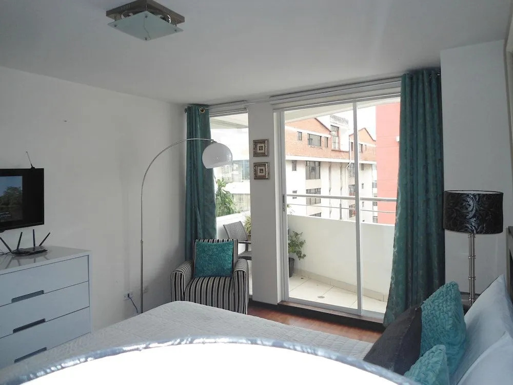 PLAZA FOCH Area - APARTMENTS with Balcony