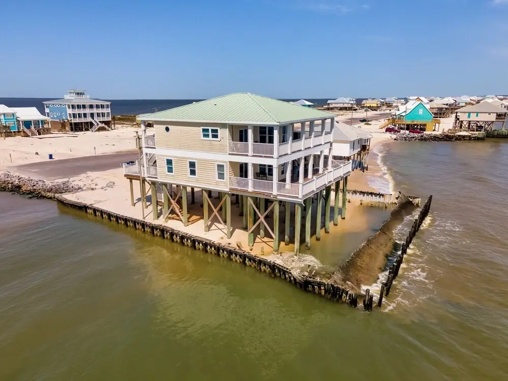 Shamrock Shores Bottom Floor - Large gulf front deck and a private sea wall for fishing! Rent as a 4 or 6 bedroom! 4 Home by RedAwning