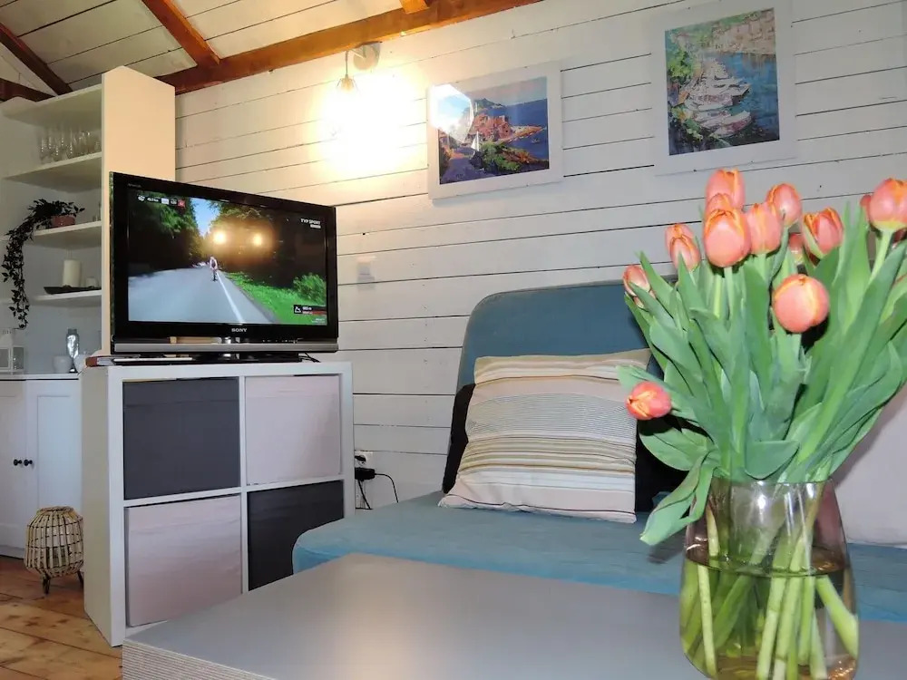 Cottage Overlooking the Lake, Insko