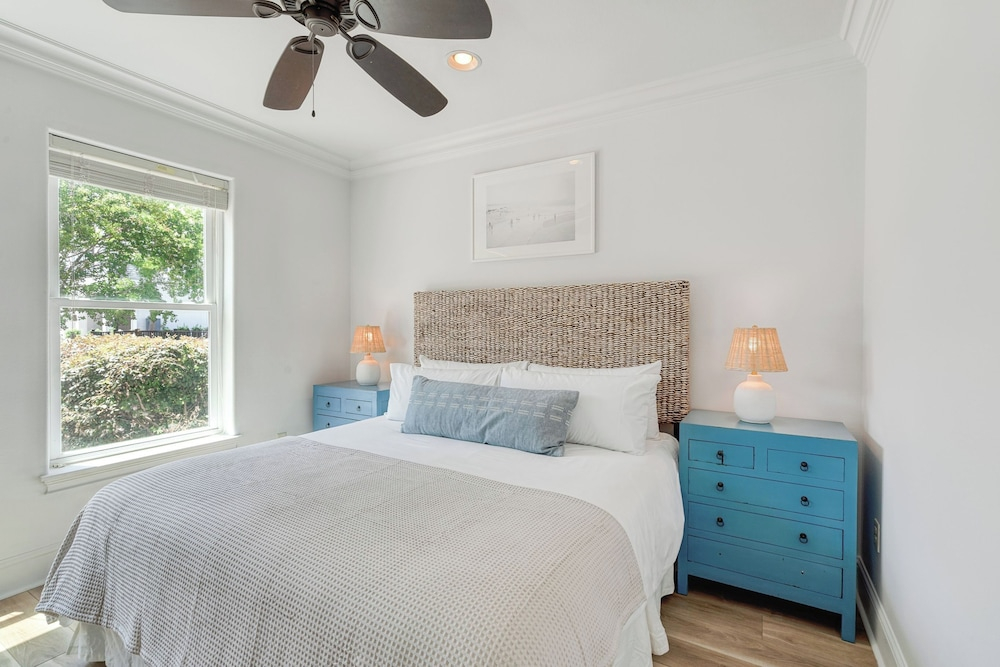 Sleeps 20, Private Pool, Putting Green, Walk to Beach Vitamin Sea by Avantstay