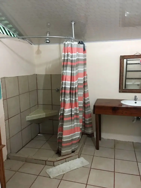 Rita Sonny Tropical Surf Cabina