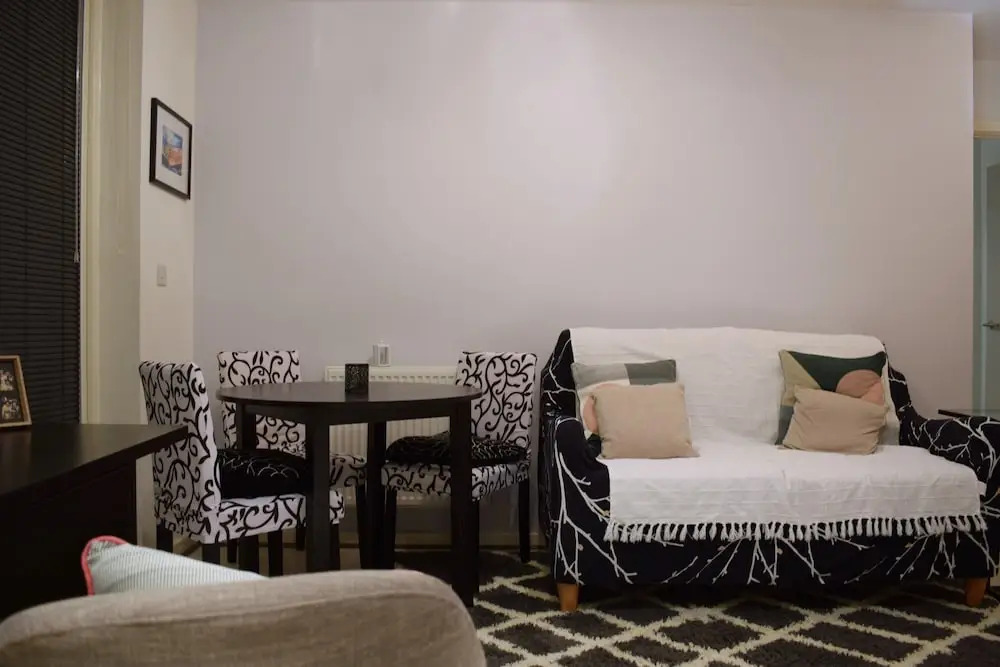 Modern 1 Bedroom Apartment With Balcony