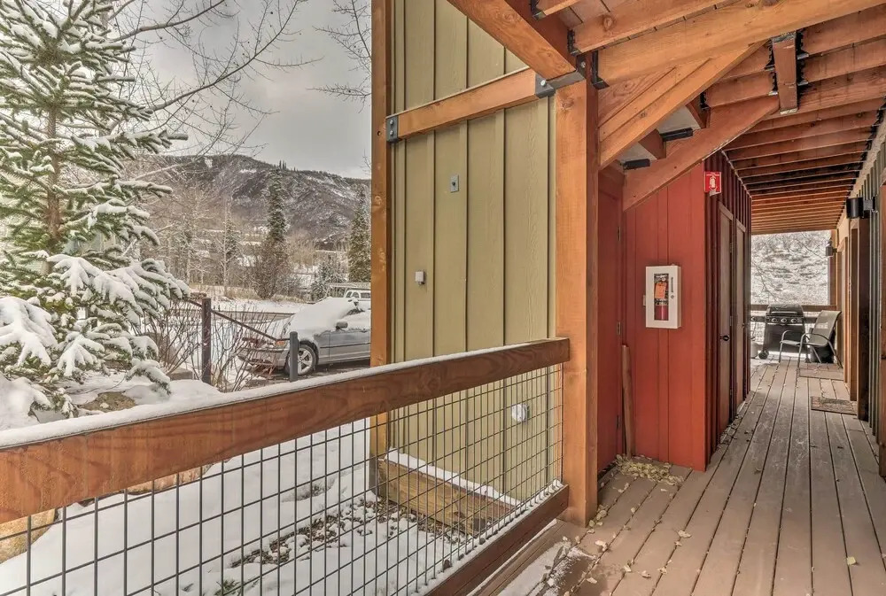Ski-in/out Snowmass Condo w/ Community Hot Tub!