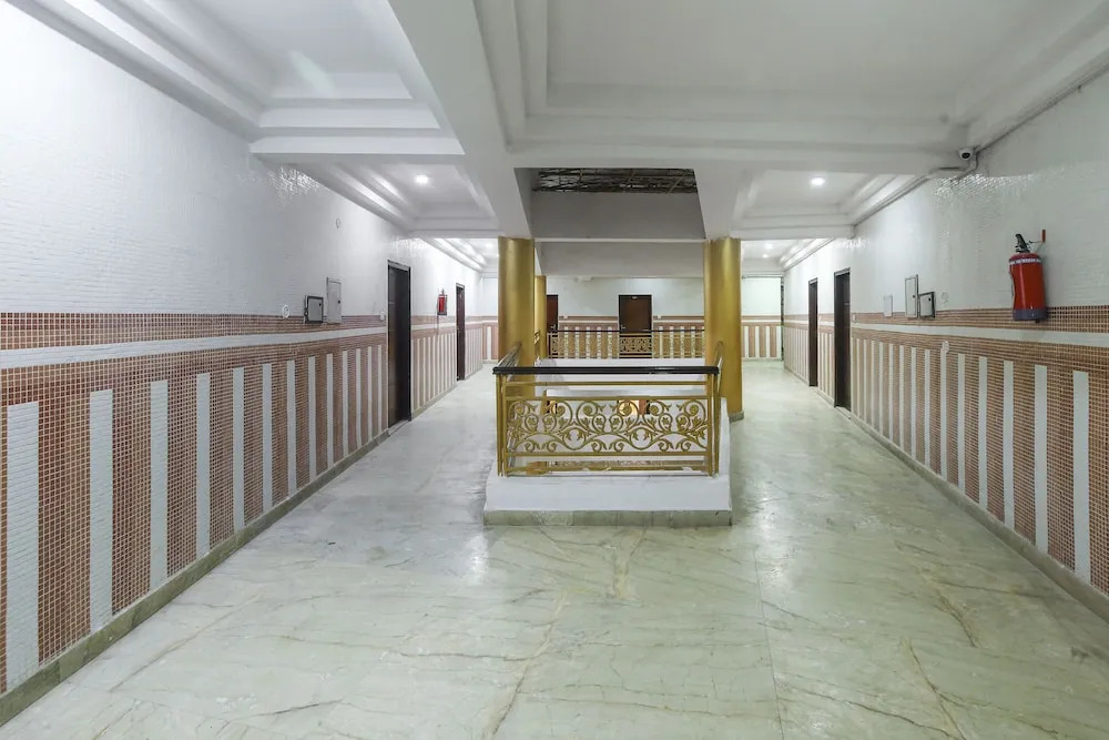 Collection O 50114 S R Grand Charbagh