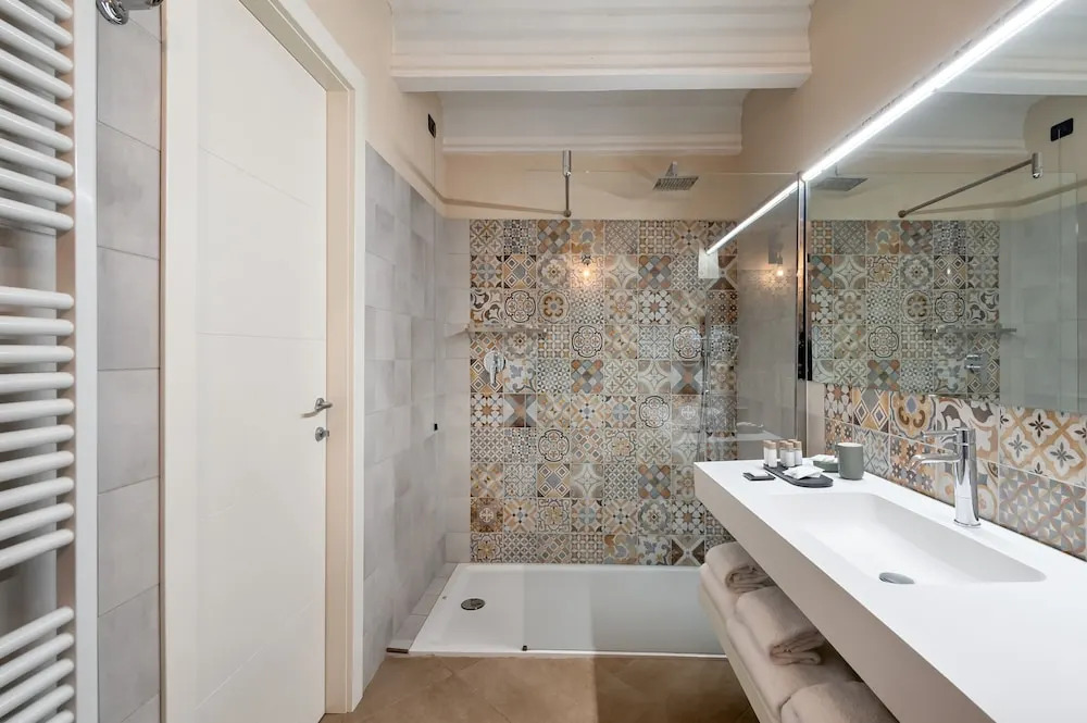Bonacolsi Collection , Mantegna Hotels