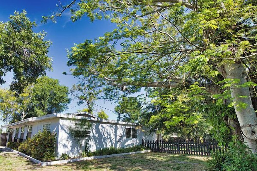 Pet Friendly Firepit Minutes to Beach Sleeps 6
