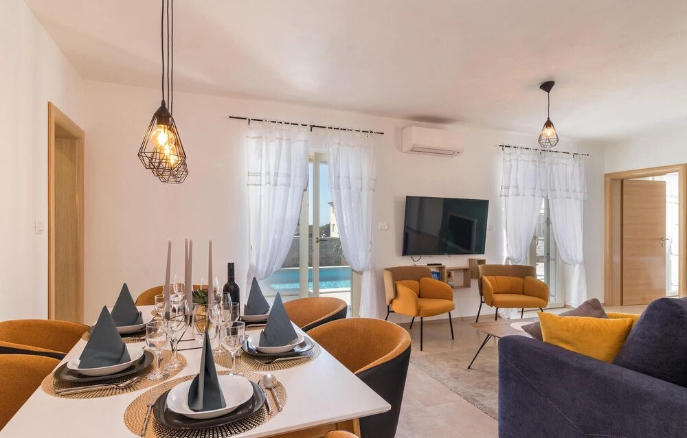Gorgeous Home In Peroj