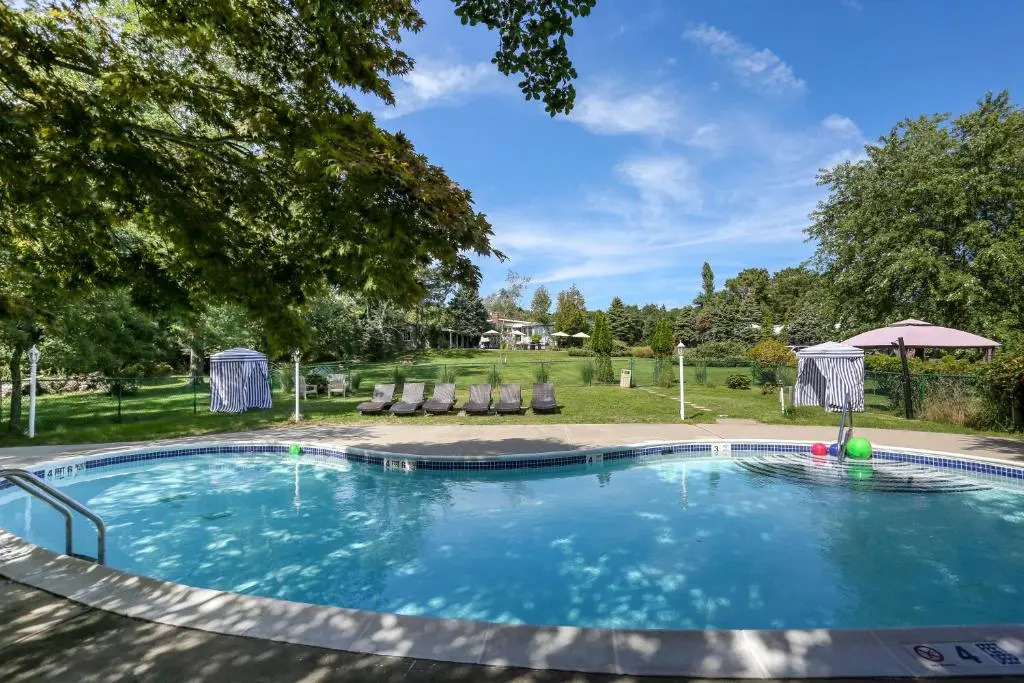 Hamlet Inn - PASSES TO COOPERS BEACH
