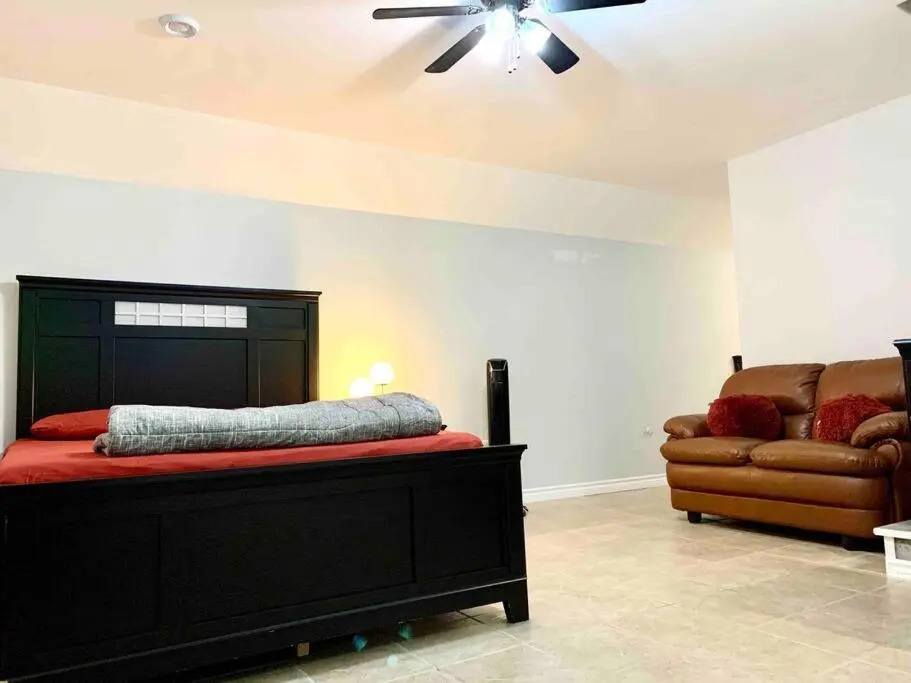 1-bedroom place with free parking on premise