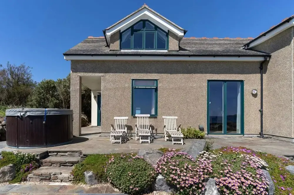Private Cliff top Retreat by Perranuthnoe Beach