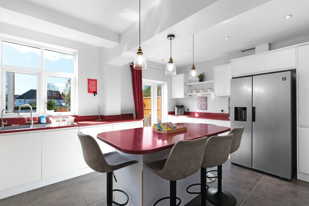 Spacious 5 Bedroom Family Home in Harrow