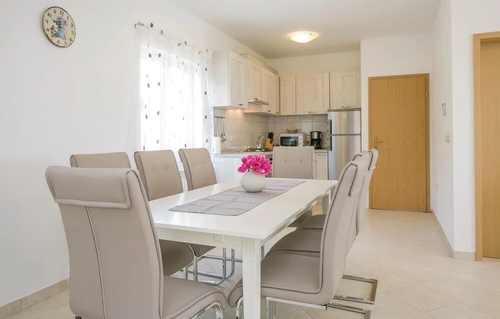 Amazing Home in Drenje With Wifi and 4 Bedrooms