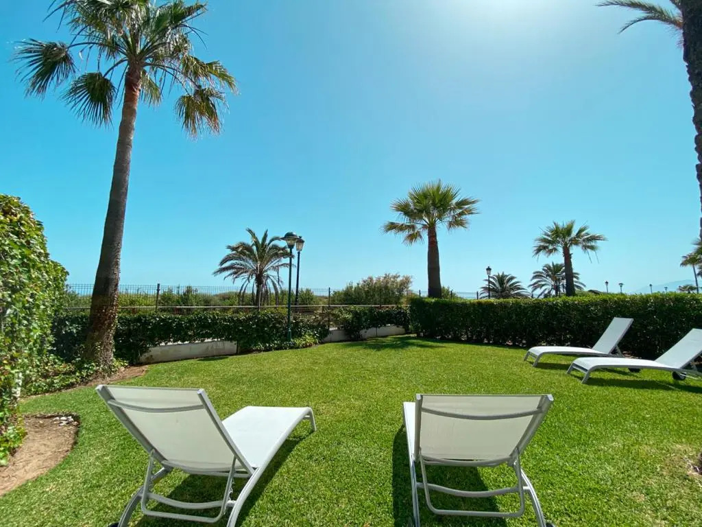 Front-line garden apartment in Palm Beach, Marbella