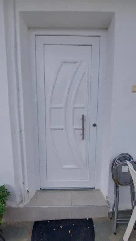 2020 renovated, sunny apartment with yard/garden